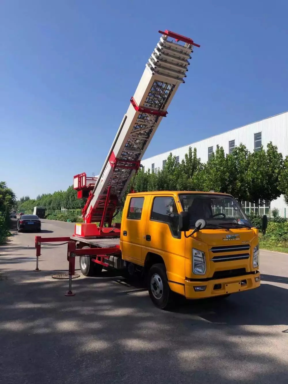 西沙附近的云梯车出租服务：轻松解决高空作业需求